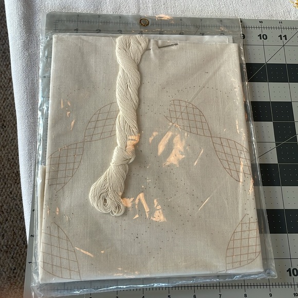 Charmin Candlewicking pillow kit, 05-28 Couched Trellis, 14" x 14" - Picture 5 of 5